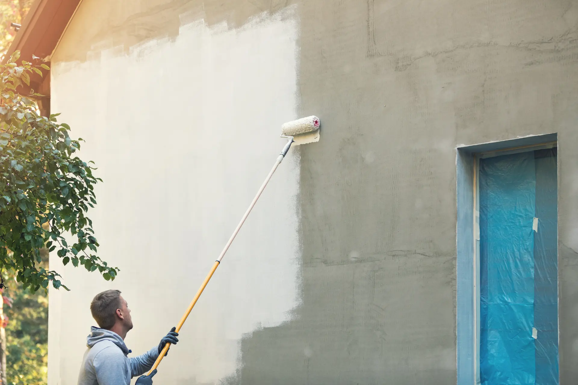 Pintor trabajando en una fachada en Pozuelo